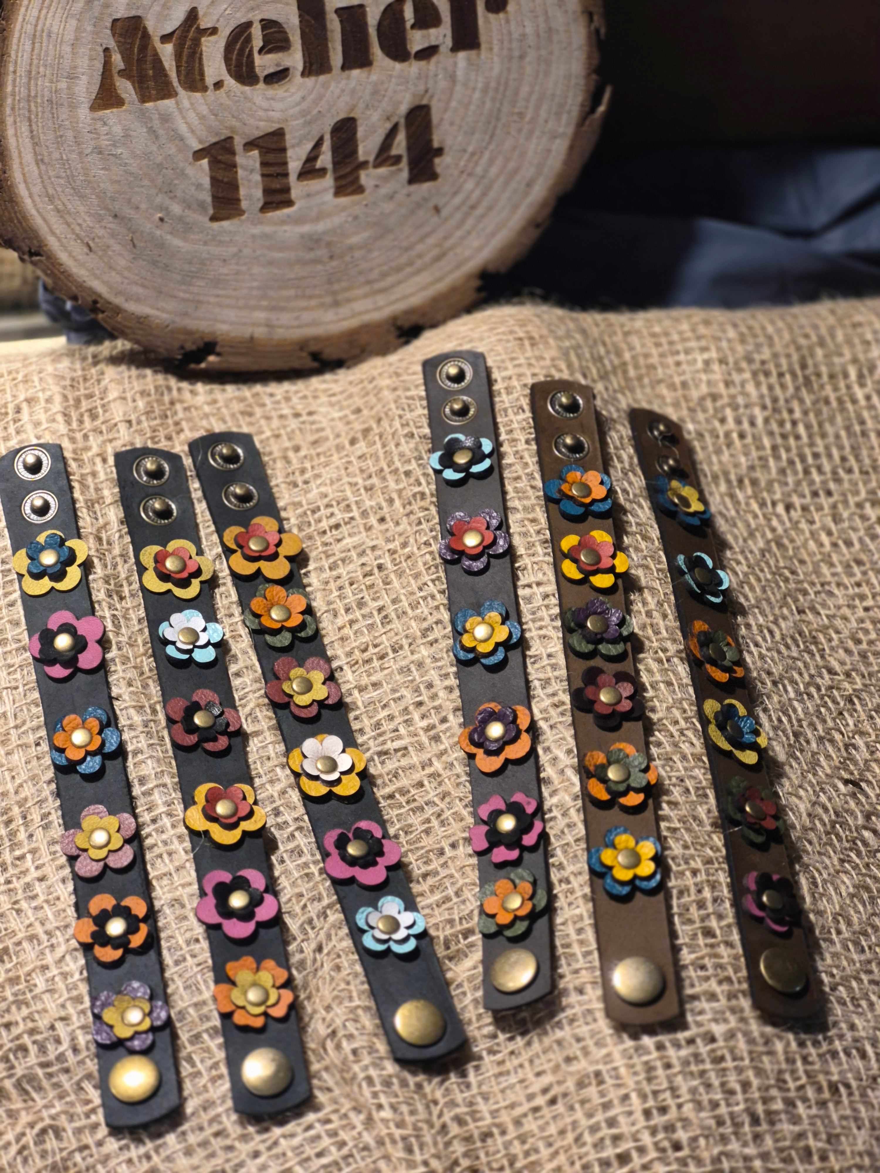 Bracelet en cuir à fleurs multicolores