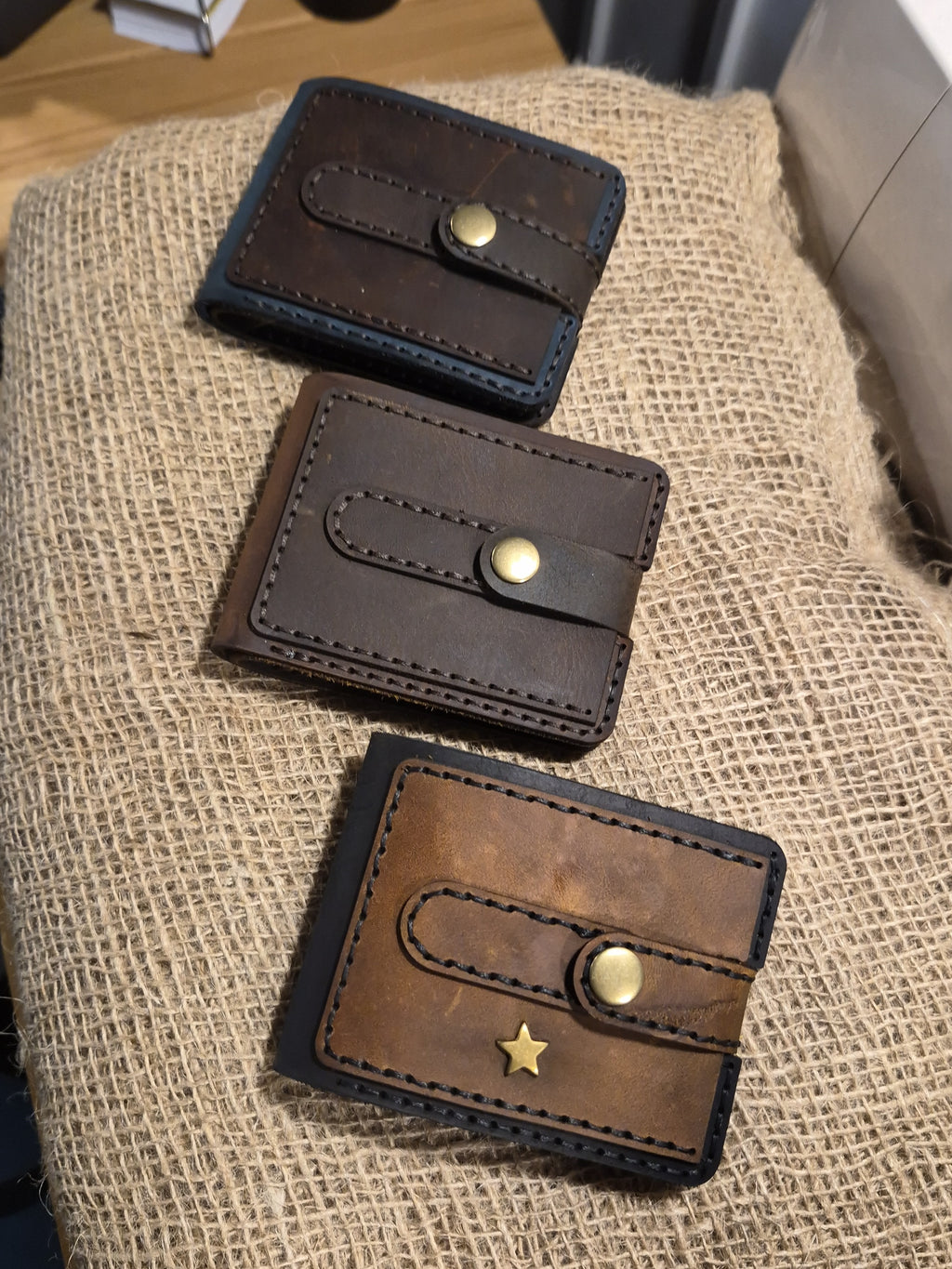 Portefeuille artisanal en cuir cousu main