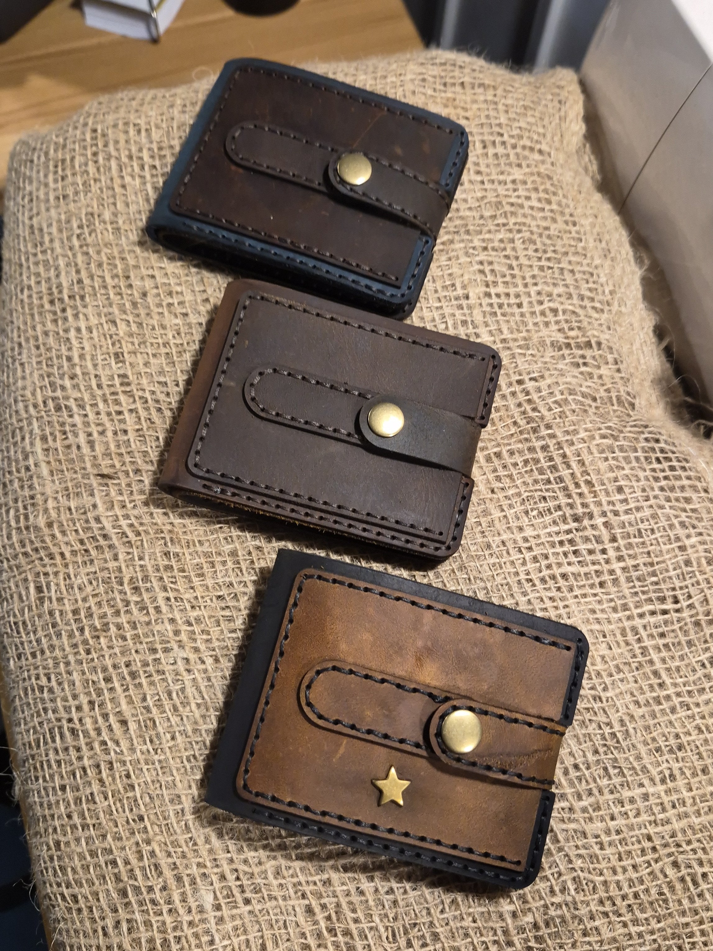 Portefeuille artisanal en cuir cousu main