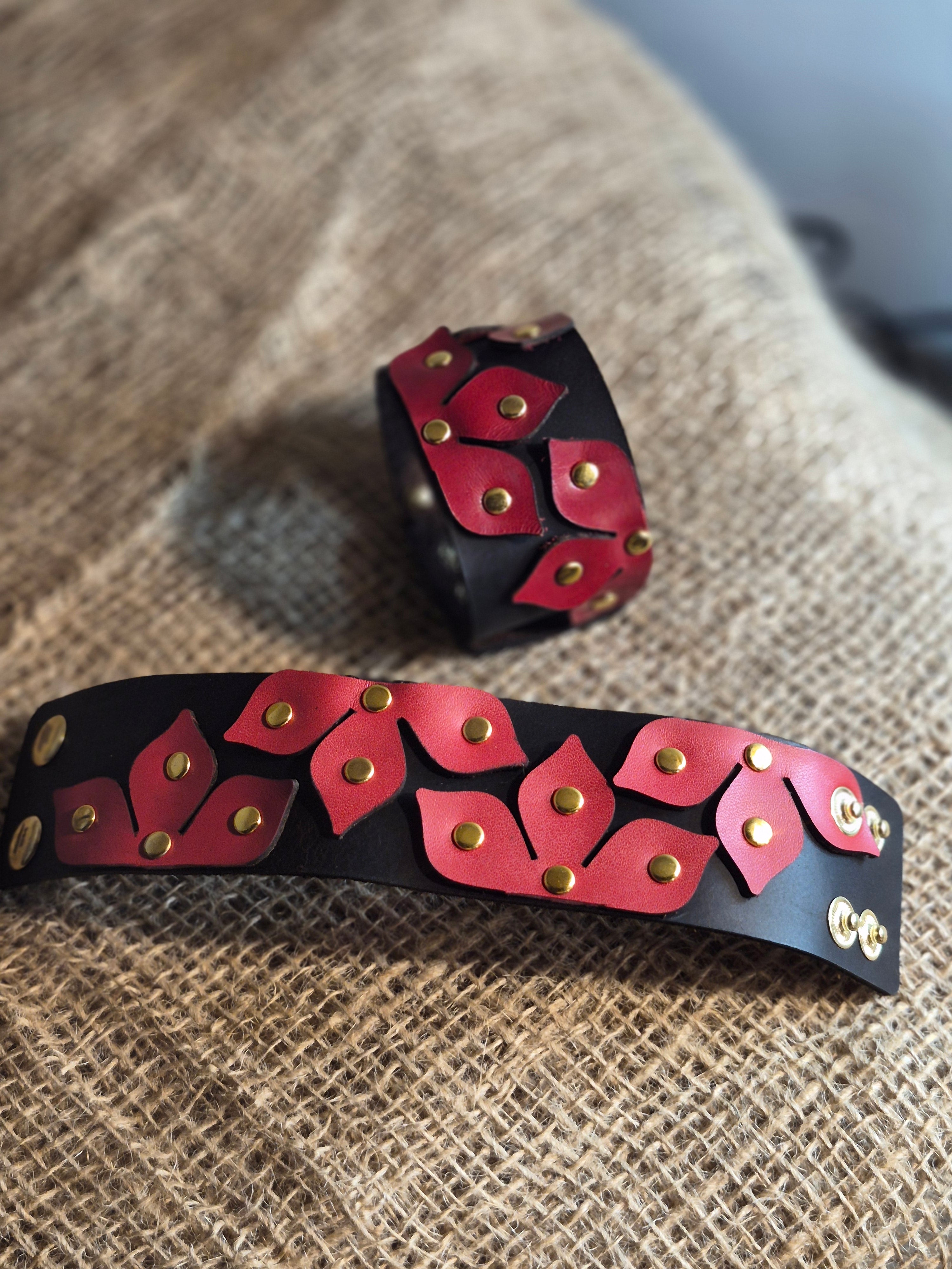Bracelet manchette artisanal avec fleurs rouges