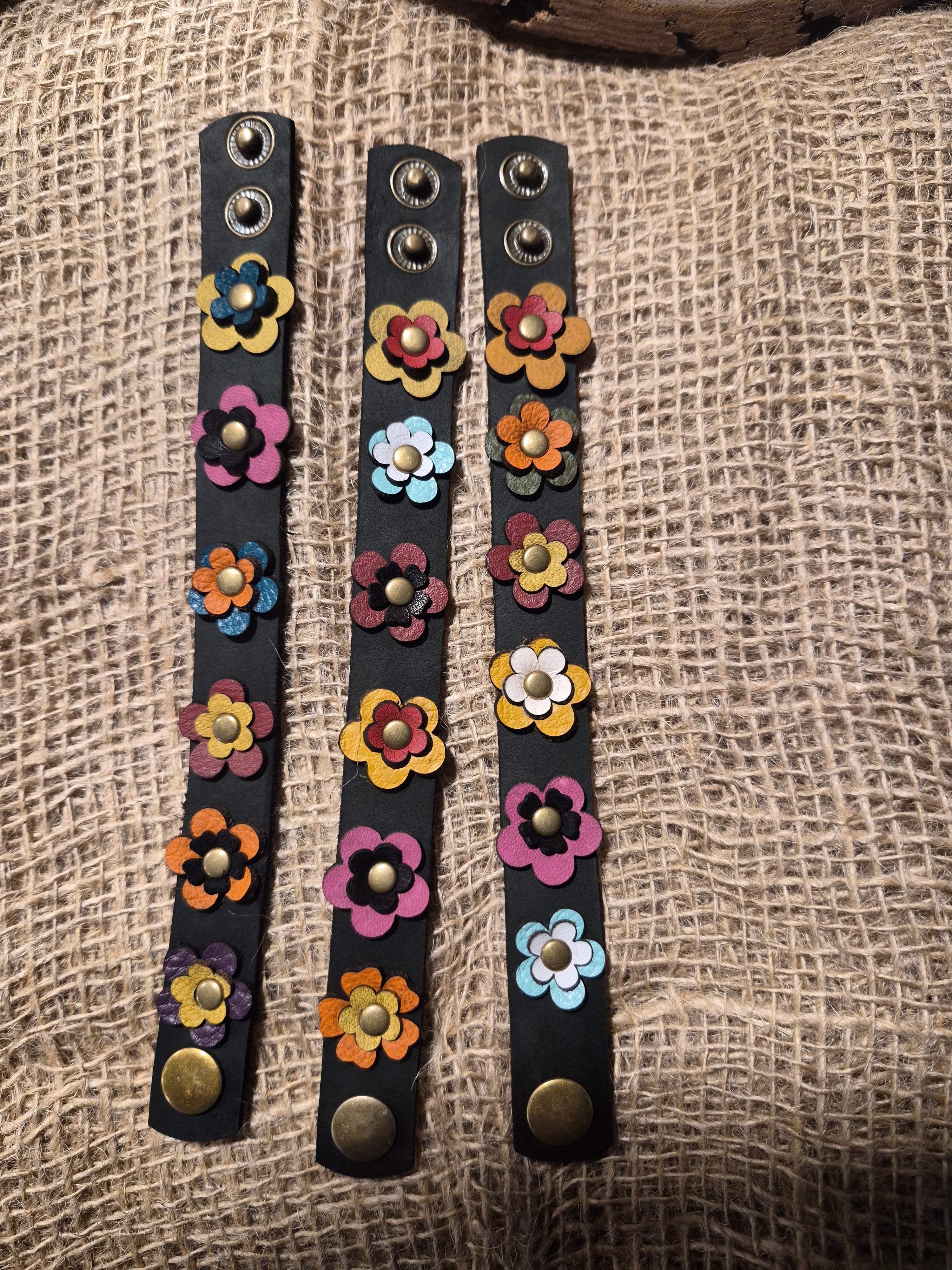 Bracelet en cuir à fleurs multicolores