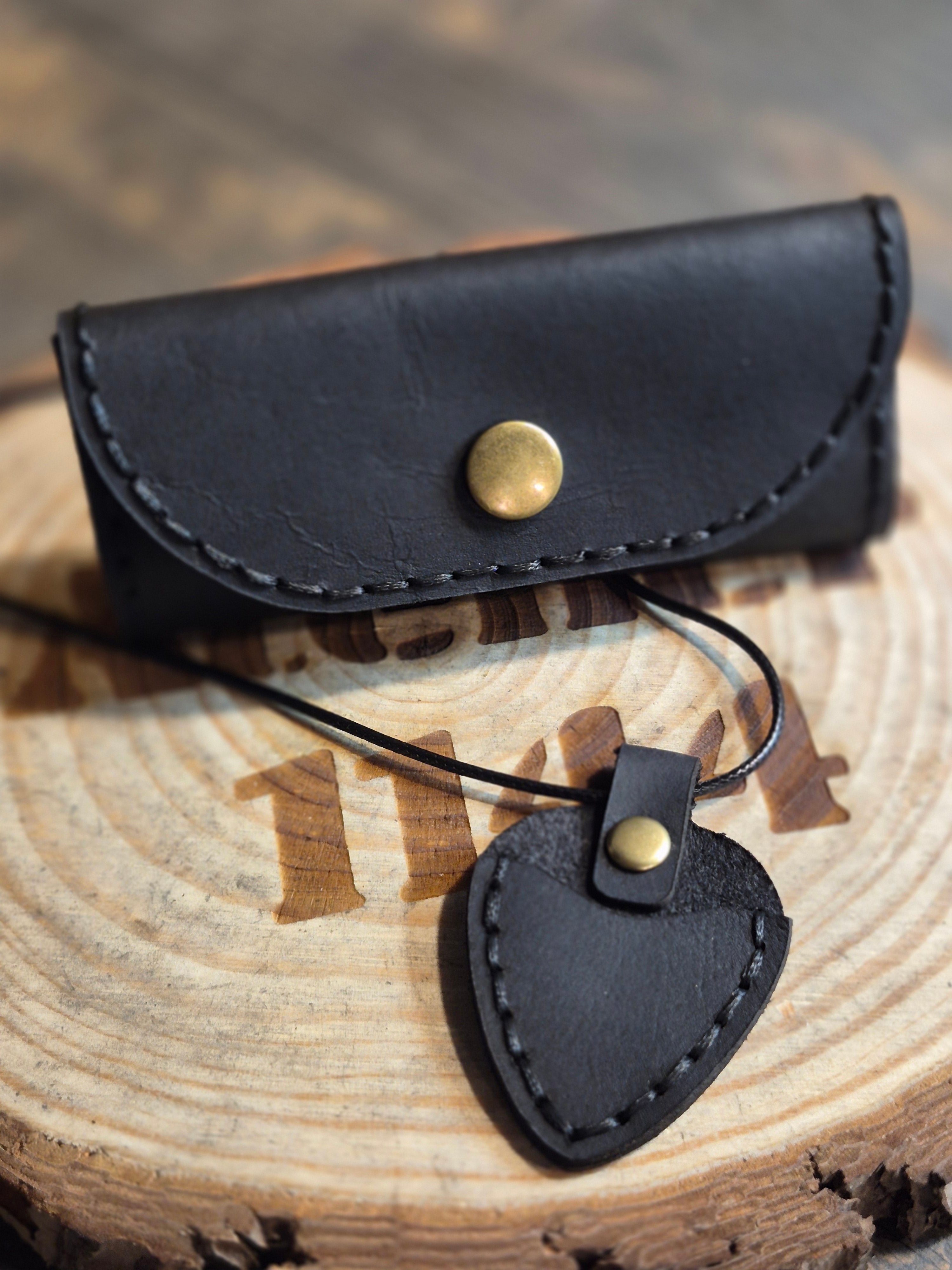 Etui à mediator avec un collier mediator