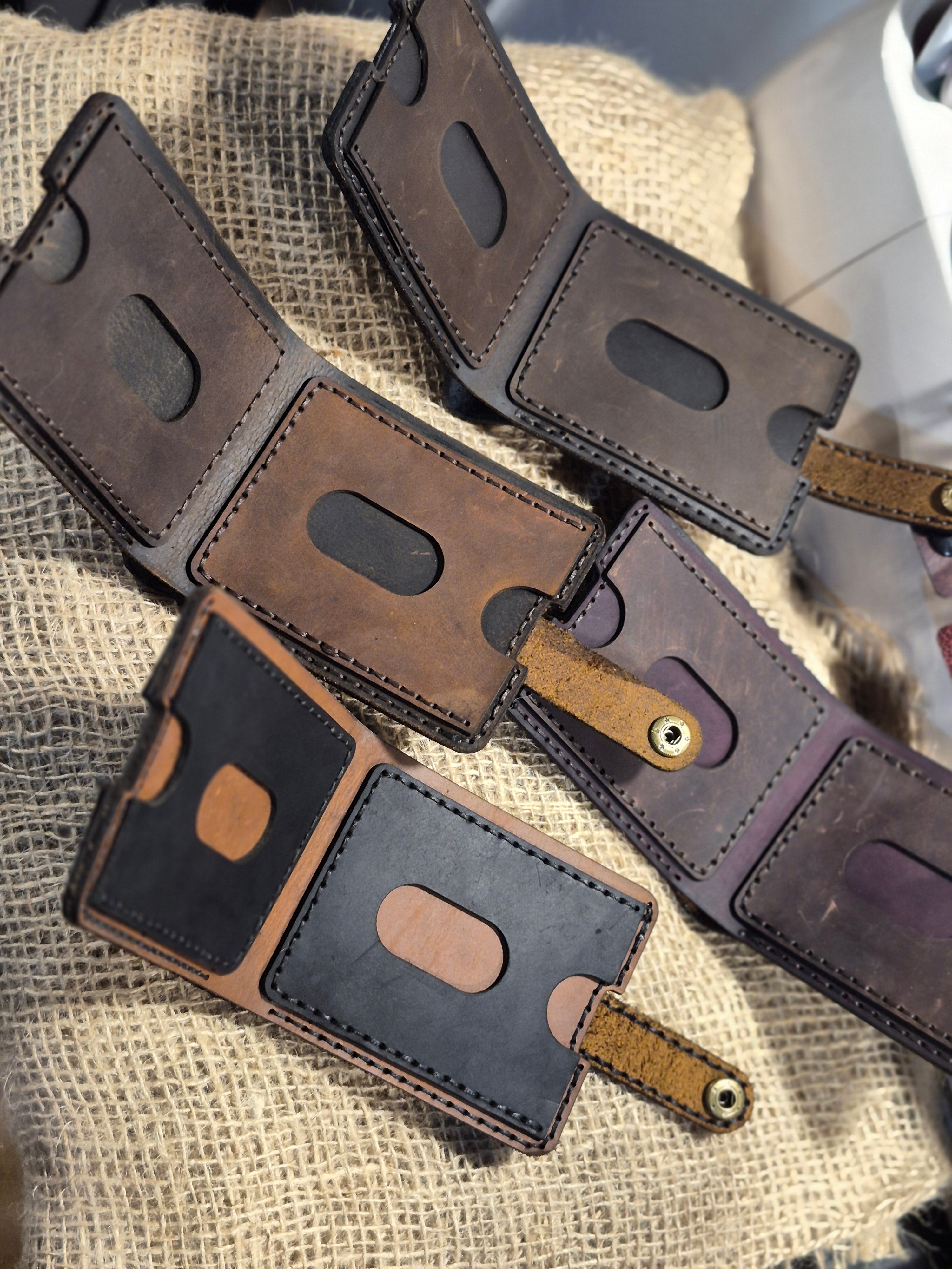 Portefeuille artisanal en cuir cousu main