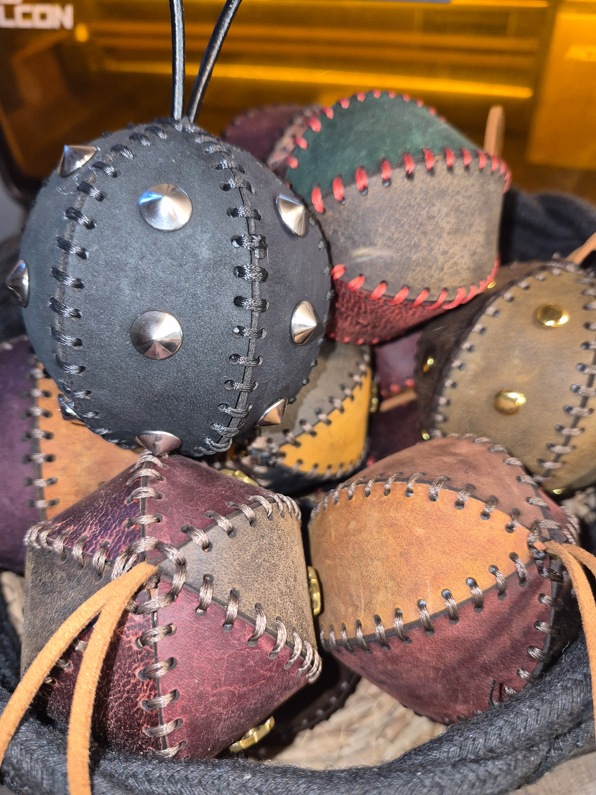 Boule de noël en cuir fait main