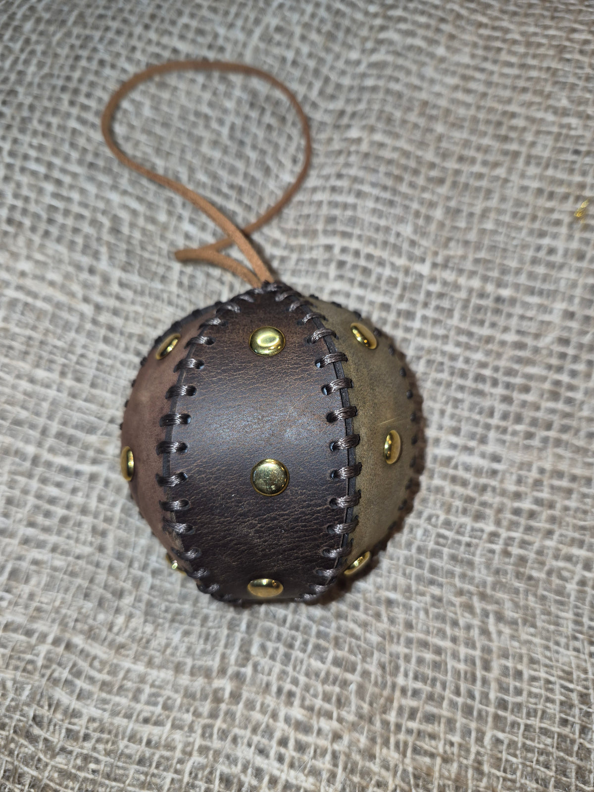 Boule de noël en cuir fait main