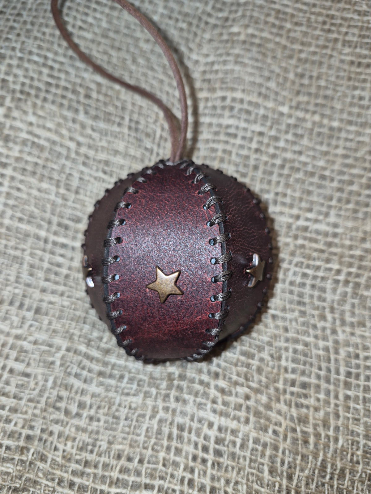 Boule de noël en cuir fait main
