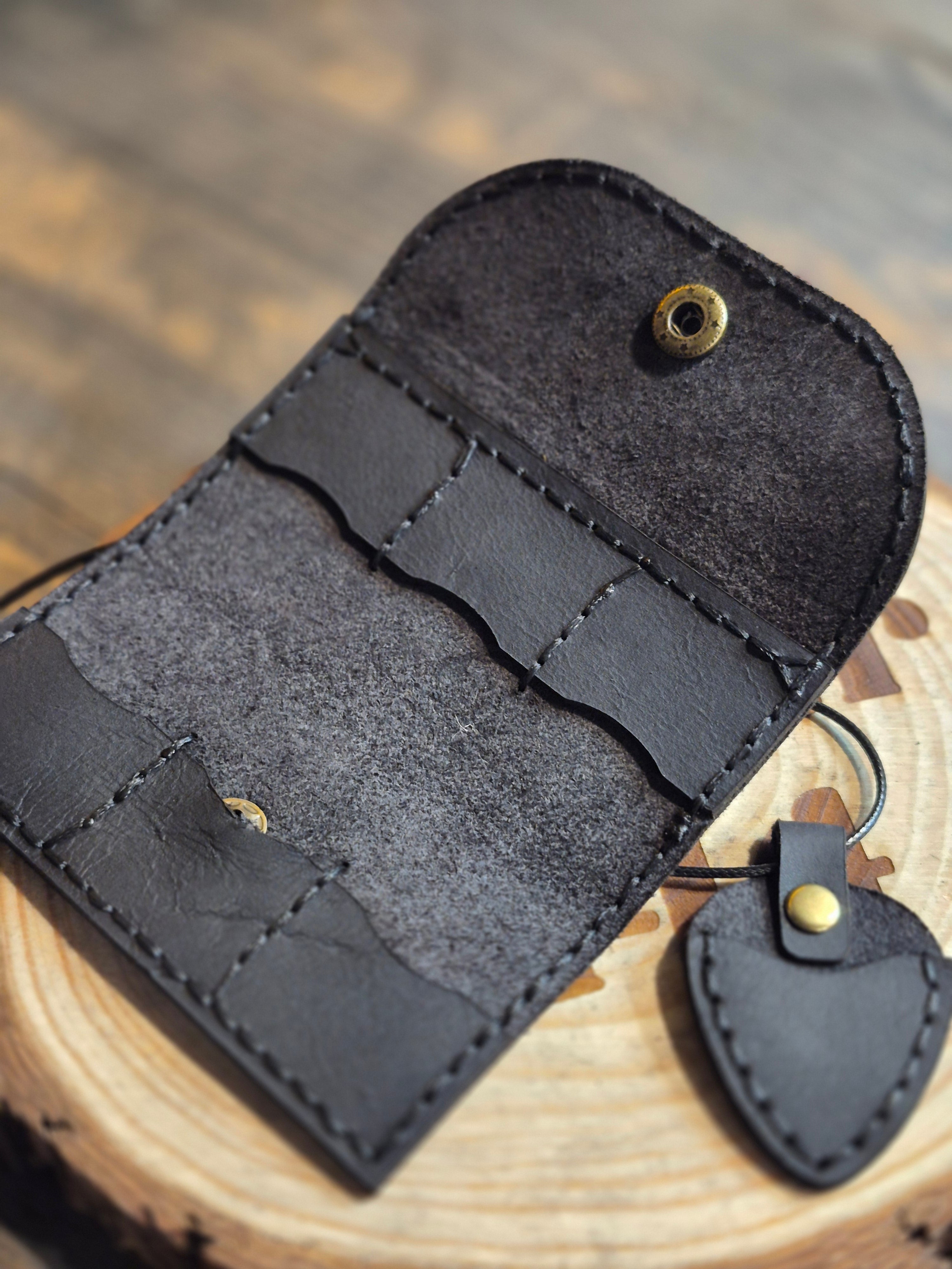 Etui à mediator avec un collier mediator