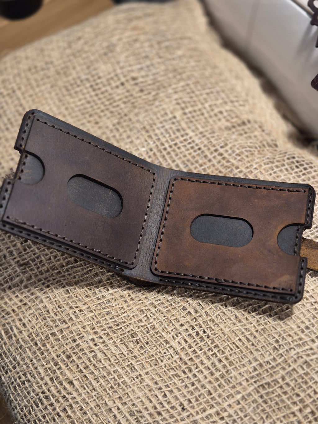 Portefeuille artisanal en cuir cousu main