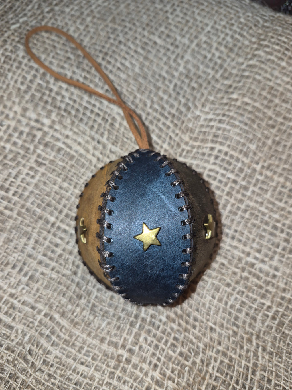 Boule de noël en cuir fait main