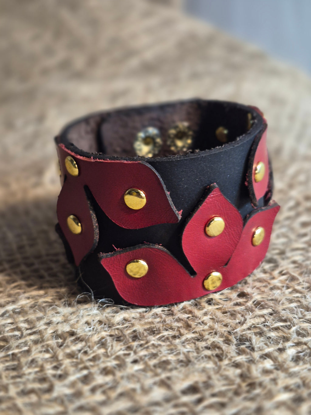 Bracelet manchette artisanal avec fleurs rouges