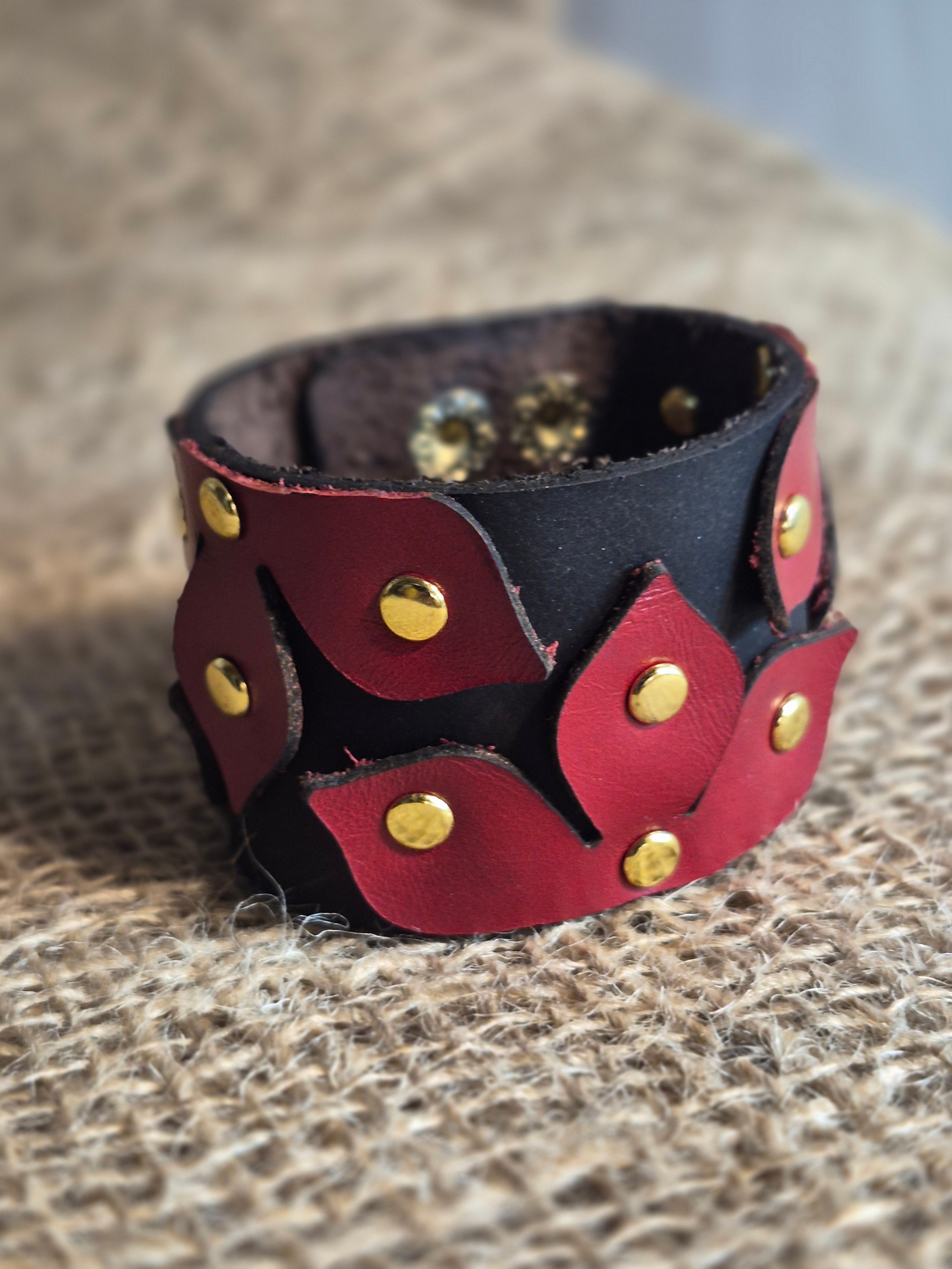 Bracelet manchette artisanal avec fleurs rouges