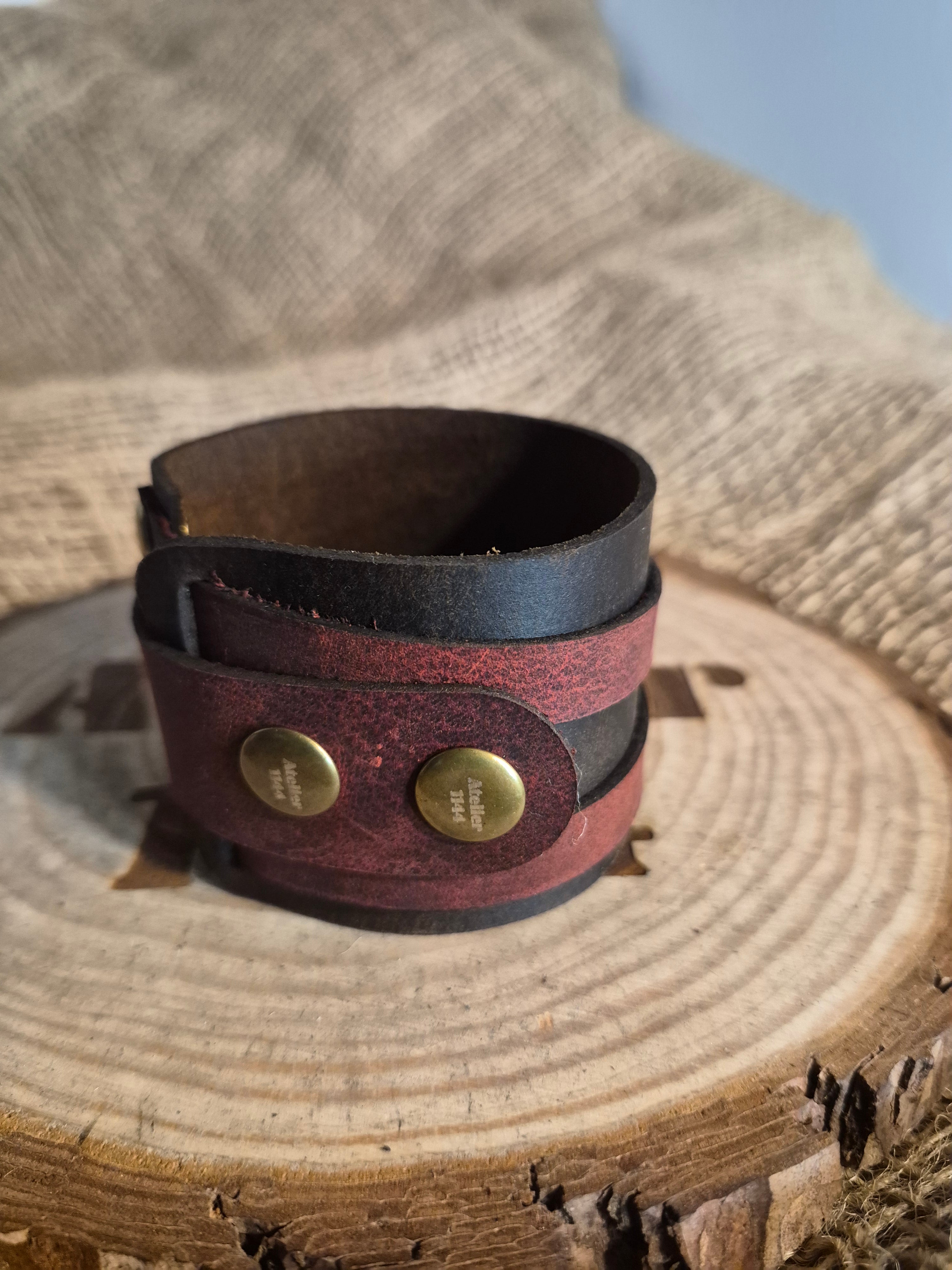 Bracelet manchette artisanal en cuir