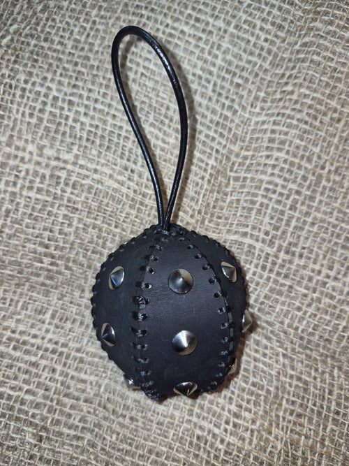 Boule de noël en cuir fait main