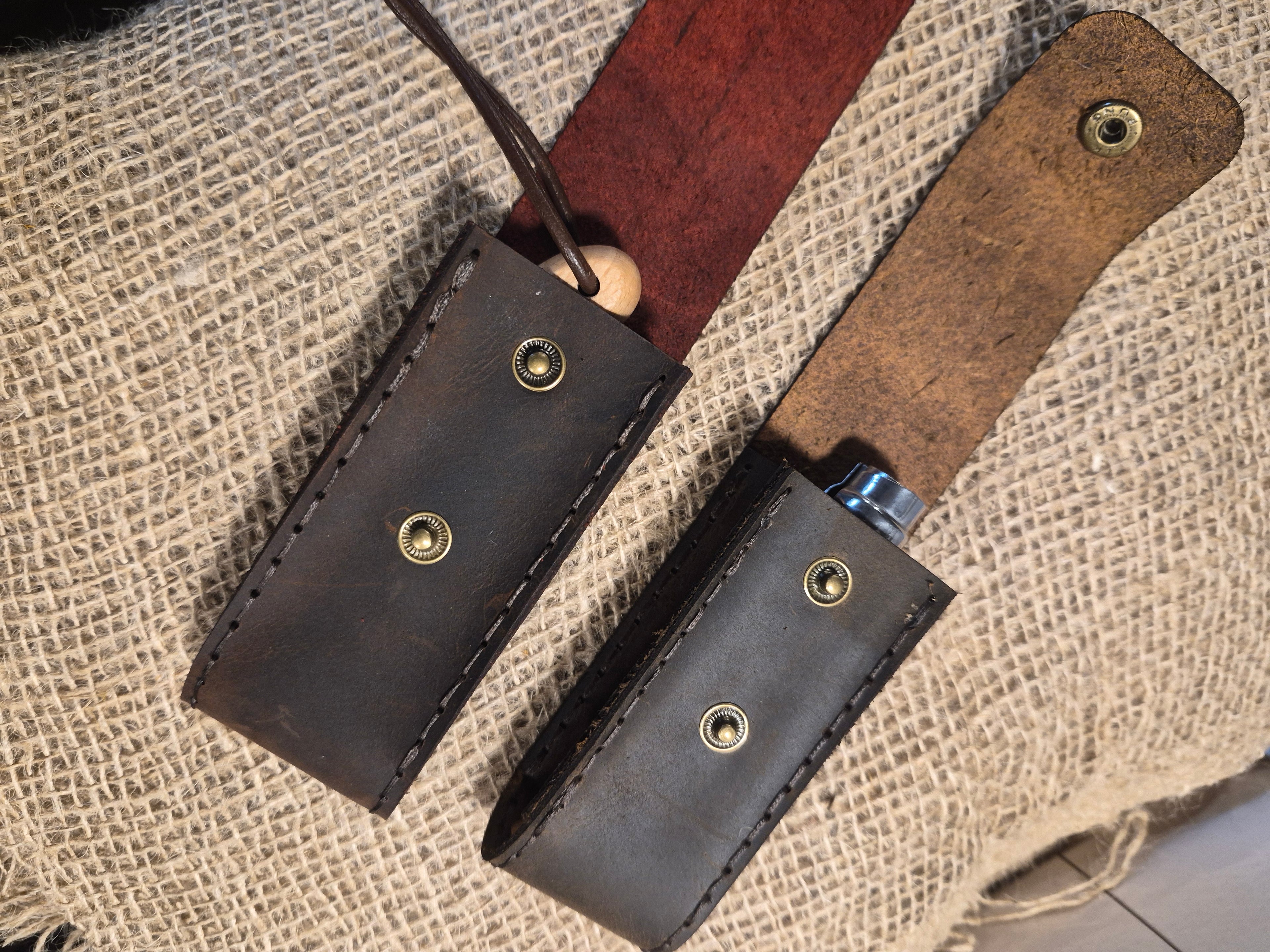Étui à couteau artisanal avec boucle de ceinture