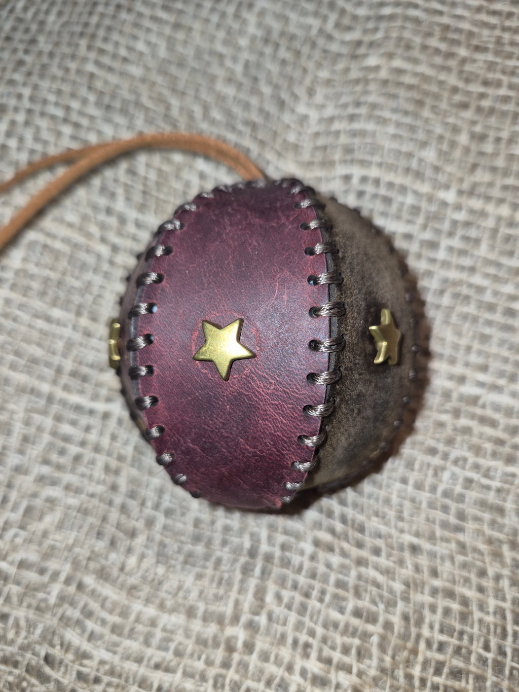 Boule de noël en cuir fait main